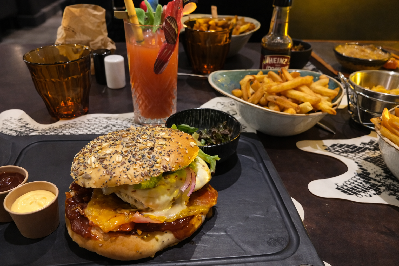 Hamburger maison et frites du restaurant La Terrasse à Saint-Omer
