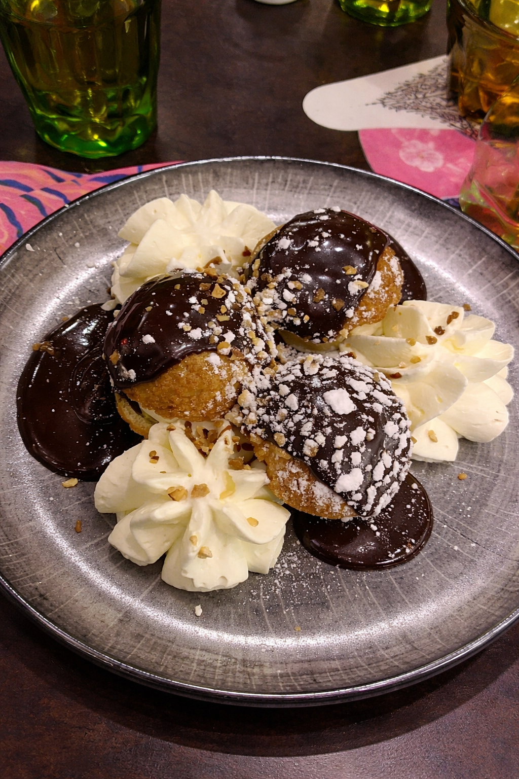 Dessert gourmand, profiteroles au chocolat et chantilly