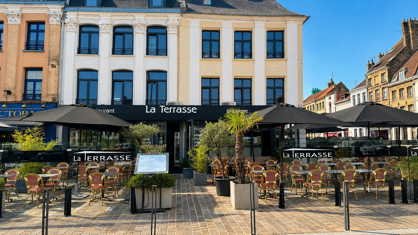 Grande terrasse en plein air du restaurant La Terrasse, place du Maréchal-Foch à Saint-Omer