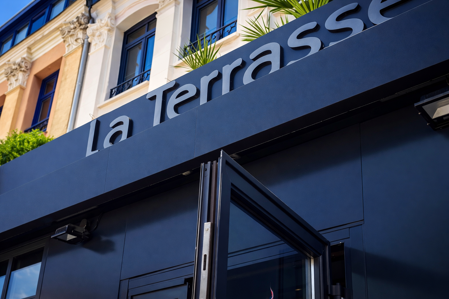 Façade du restaurant La Terrasse, place du Maréchal-Foch à Saint-Omer